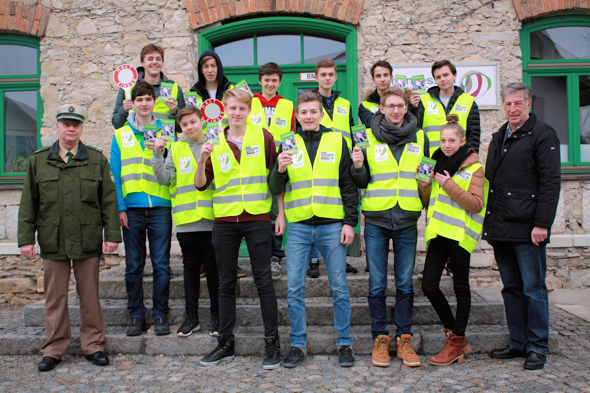 Schulbuslotsen der Motessori-Schule Rohrdorf ausgerüstet